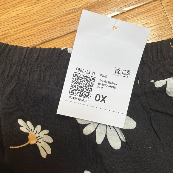 Forever21 Plus Size Floral Shorts - Picture 4 of 4